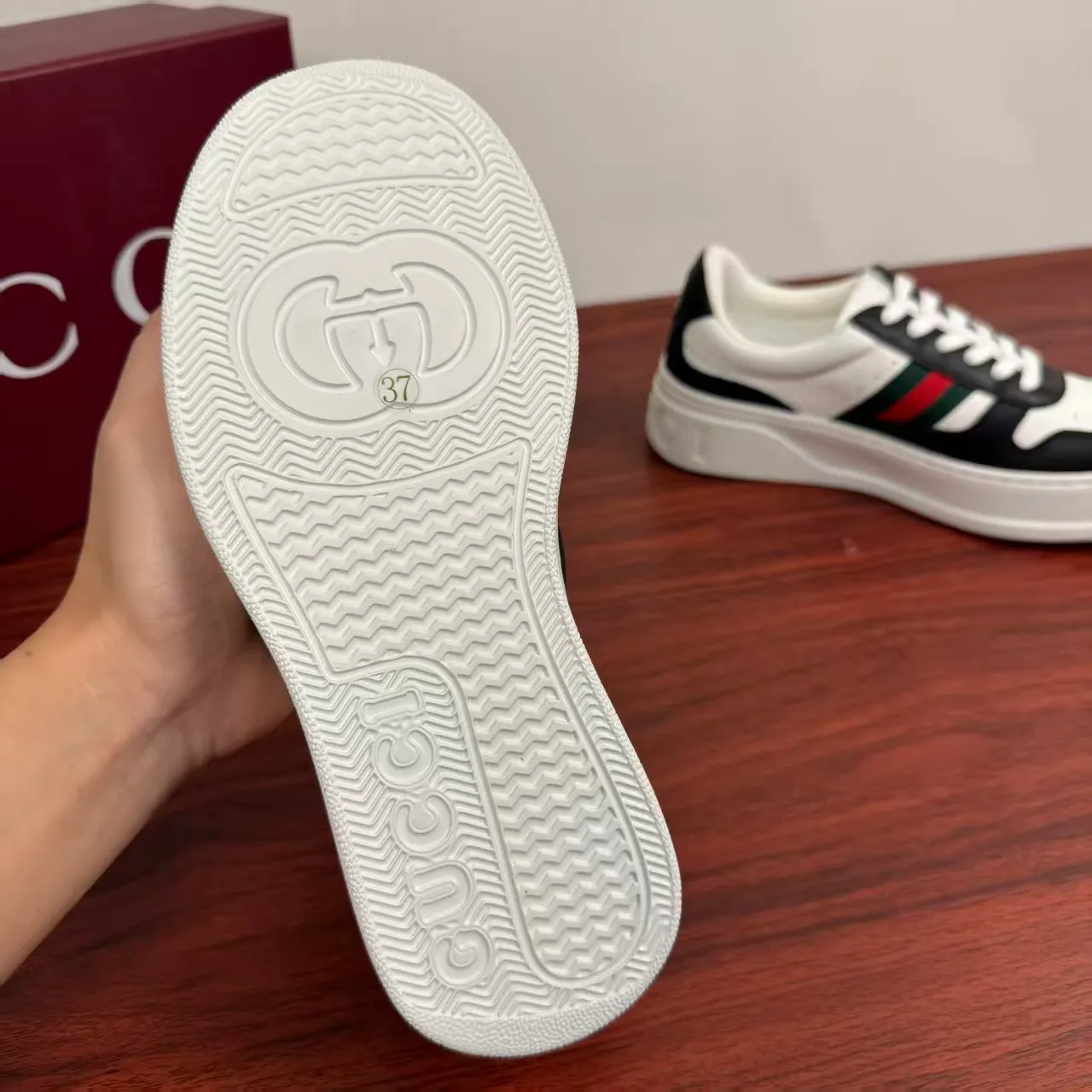 P420 new men's shoes GUCCI [Lightning] latest shoes are shipped. Original quality, fashionable, special materials, inner mesh, brand new packaging. The foot feels super comfortable and the workmanship is impeccable. Size: 38-45